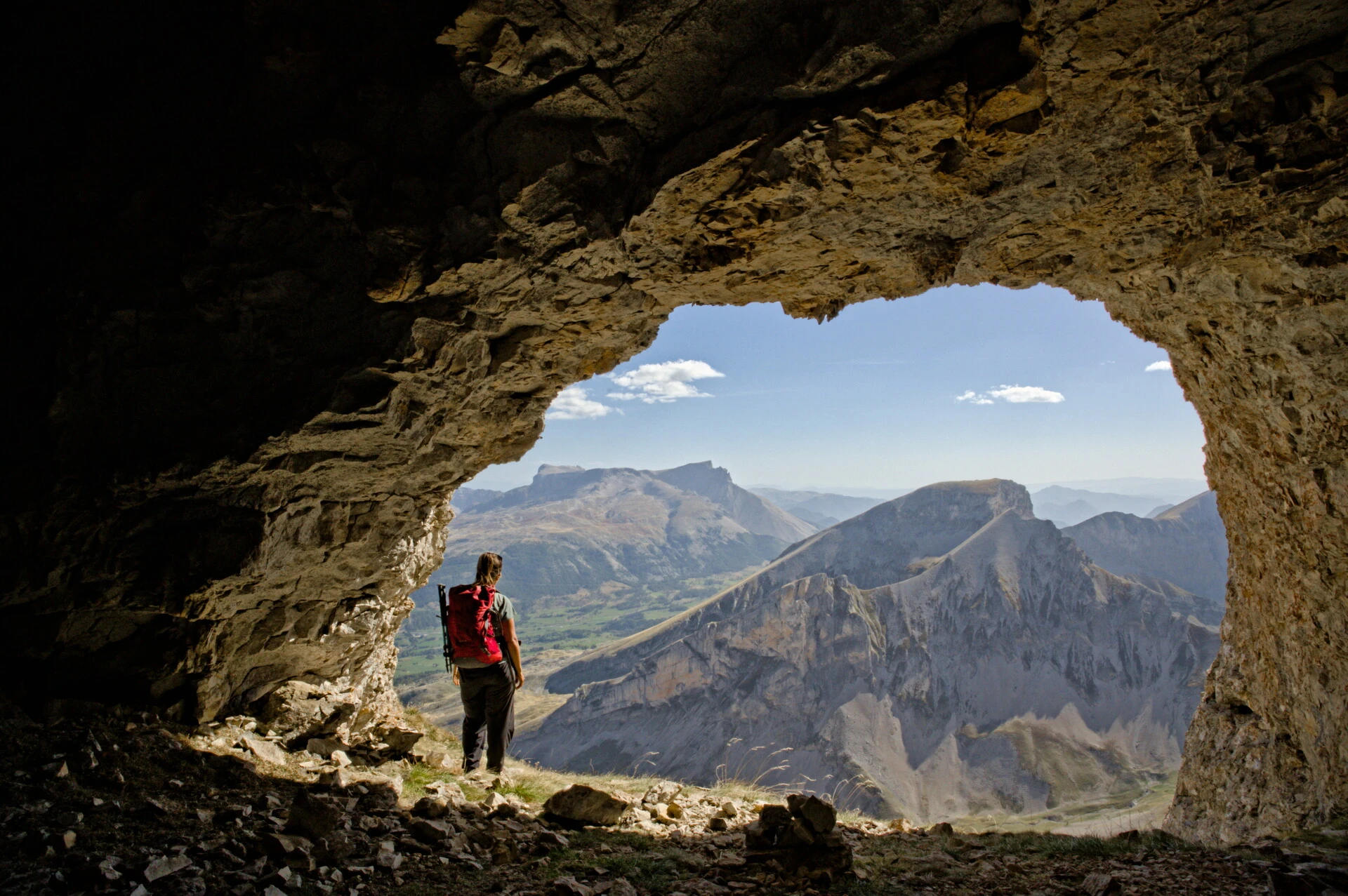 L'arche naturelle du Grand Ferrand ouvre sur la vallée du Dévoluy