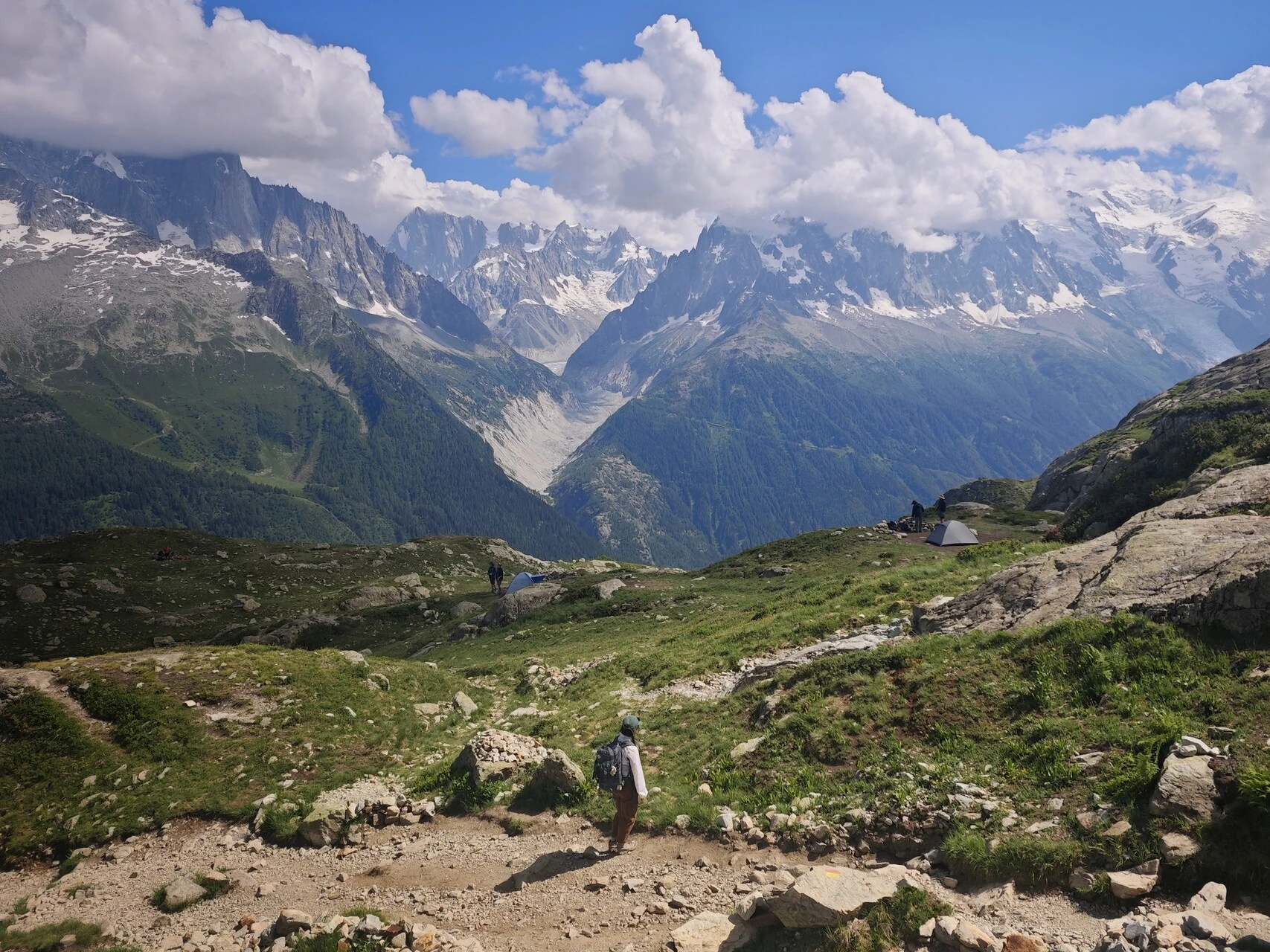 Des tentes montées en milieu d'après-midi aux Chéserys : la règle demande pourtant d'attendre 19 h