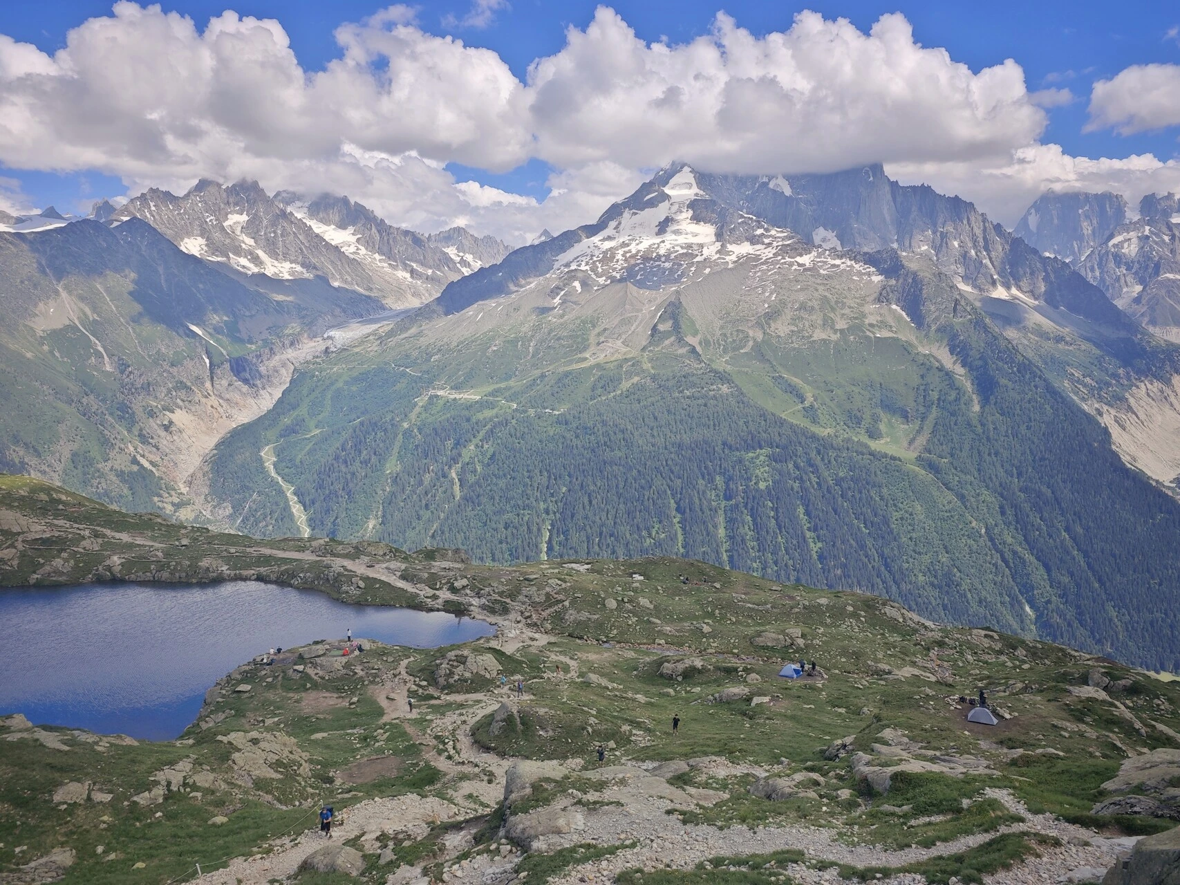 Les Chéserys, le secteur le plus proche du Lac Blanc où la nuit sous tente se réserve, face à l'Aiguille du Chardonnet