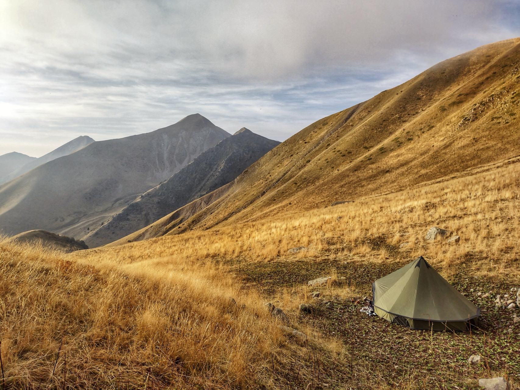 bivouac tipi au coucher de soleil en montagne