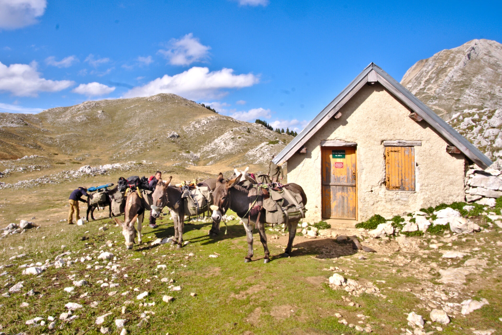 Cabane de l'Aiguillette face au Grand Veymont dans le Vercors