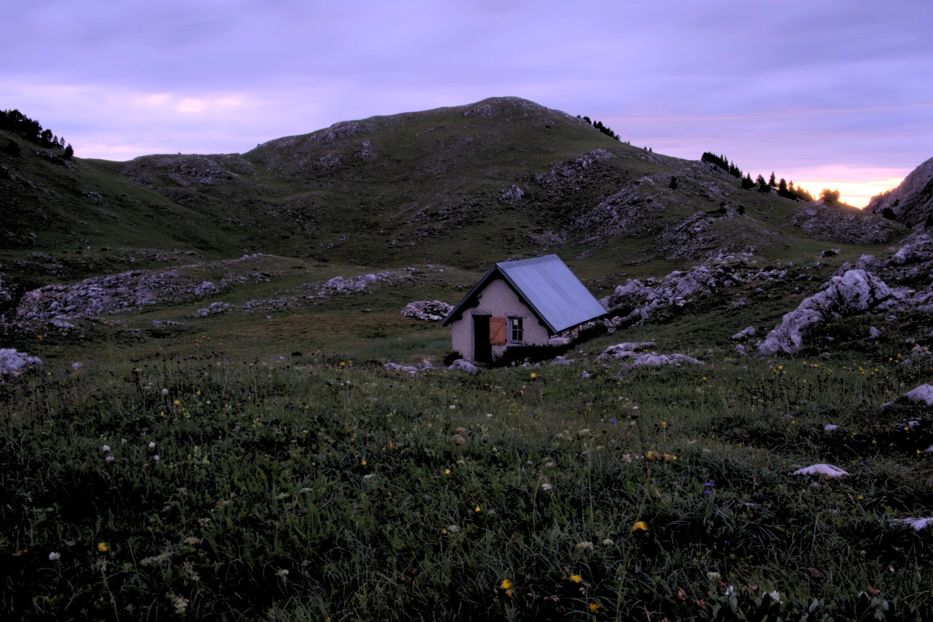 Coucher de soleil depuis la cabane des Aiguillettes face au Grand Veymont