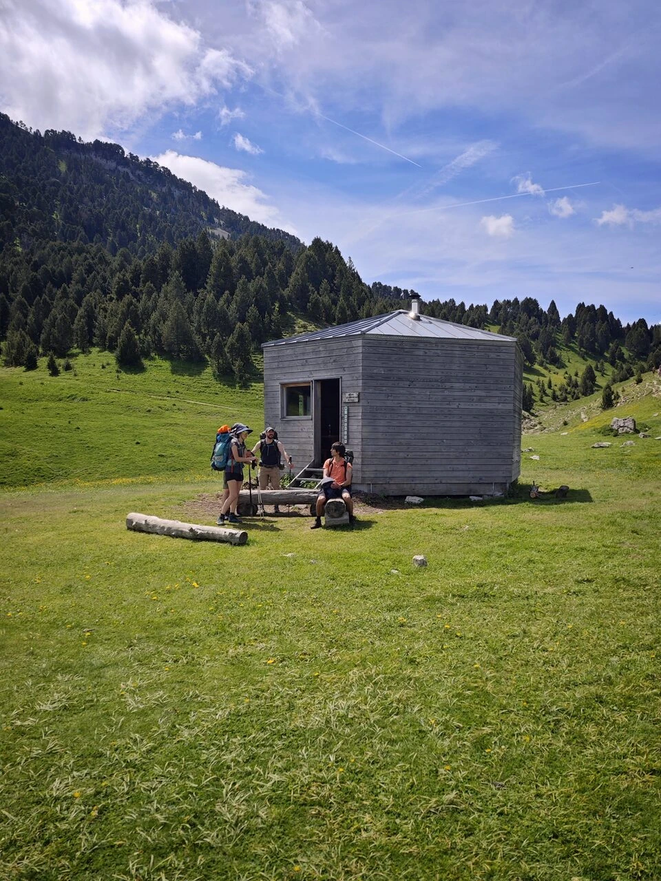 Randonneurs devant la cabane hexagonale du Pas de l'Aiguille dans le Vercors