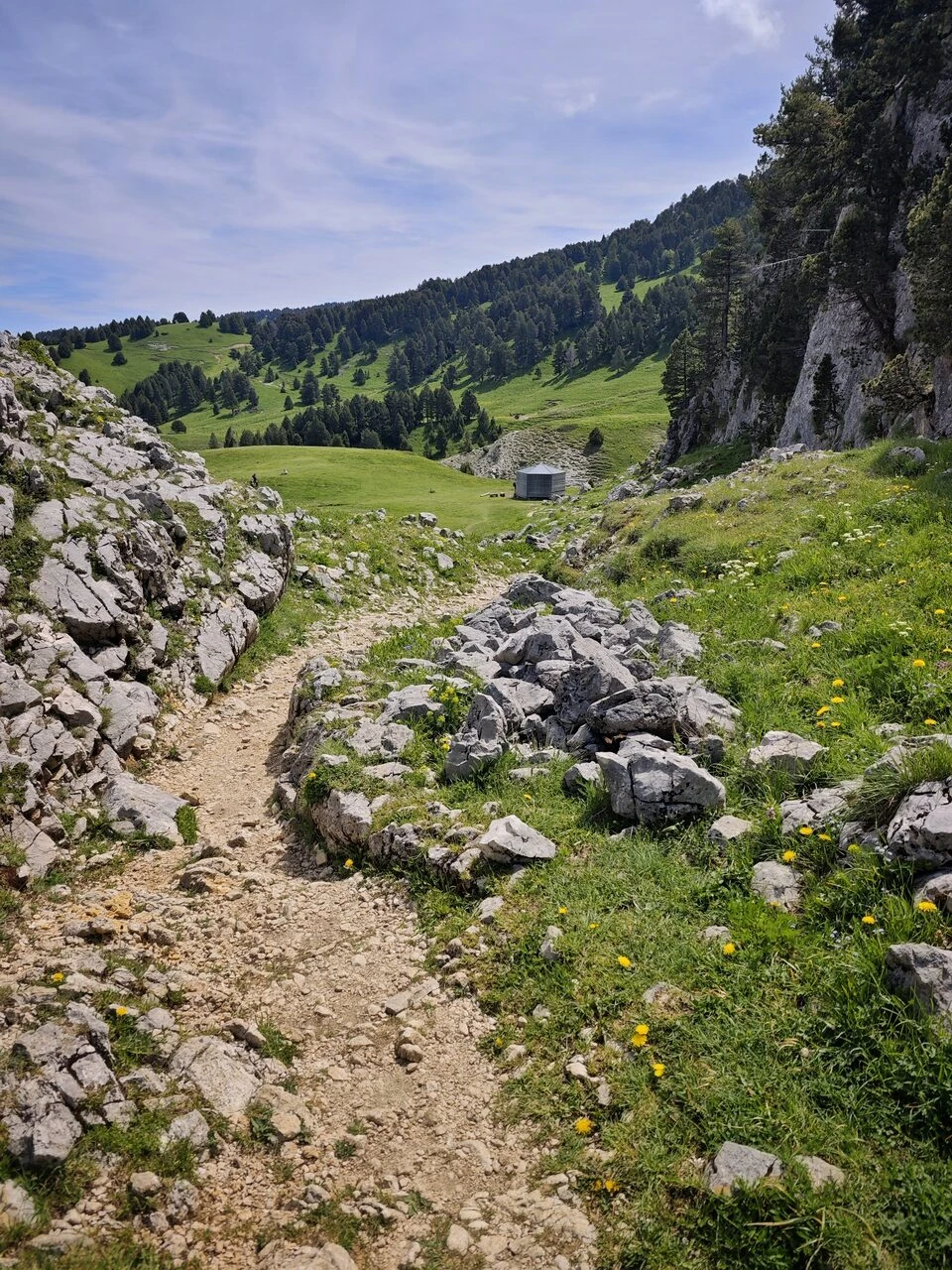 Sentier d'accès à la cabane du Pas de l'Aiguille dans le Vercors