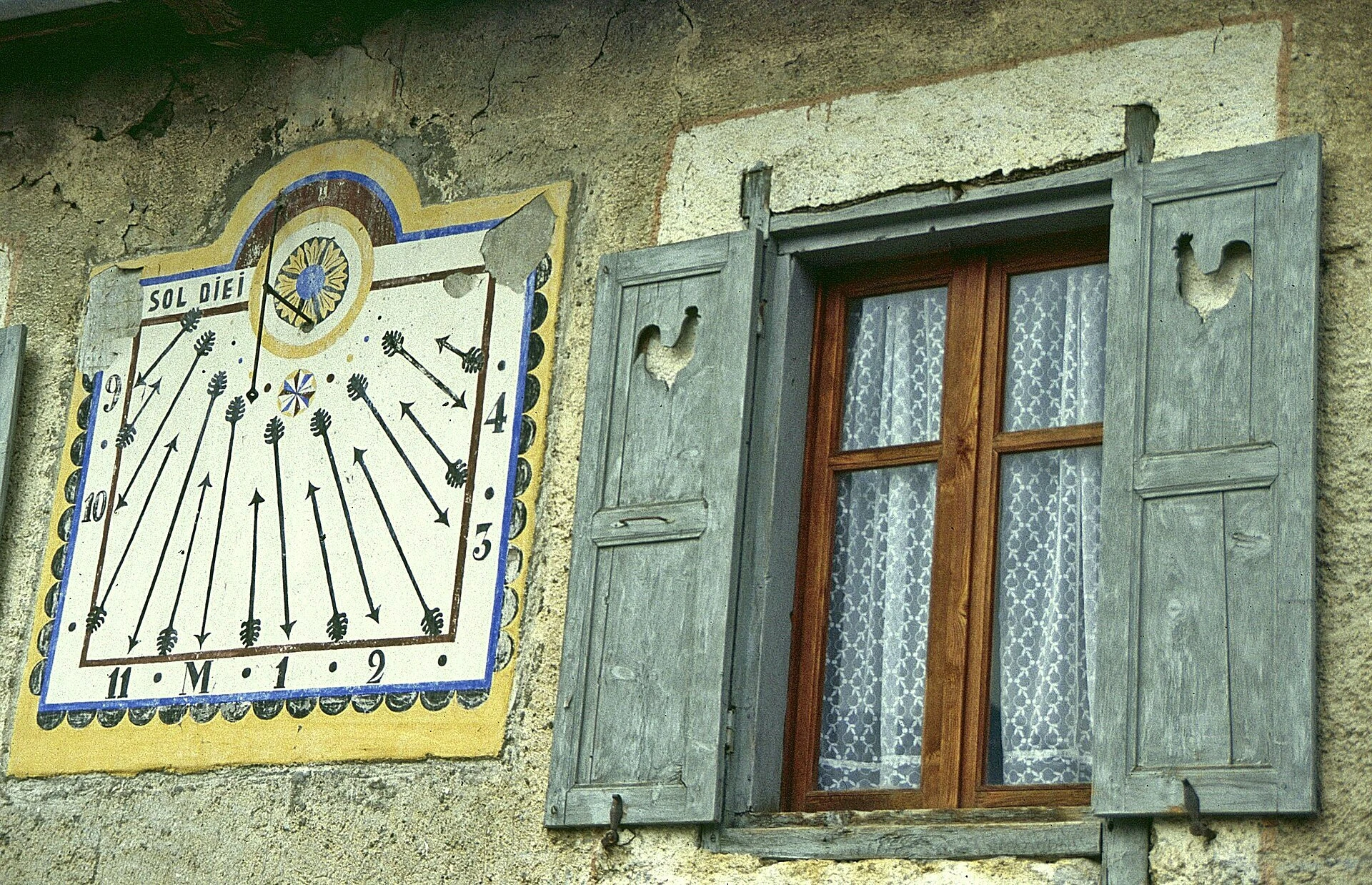 Cadran solaire sur une maison de Saint-Véran, étape du GR58 © Ziegler175 / Wikimedia (CC BY-SA)