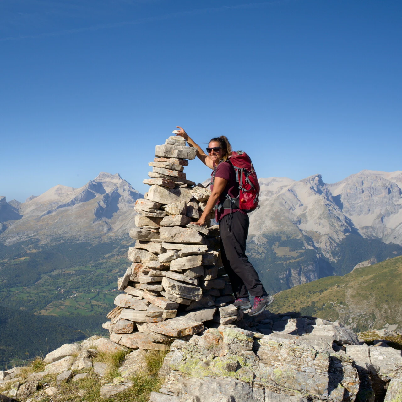 Grand cairn de crête face aux sommets du Dévoluy