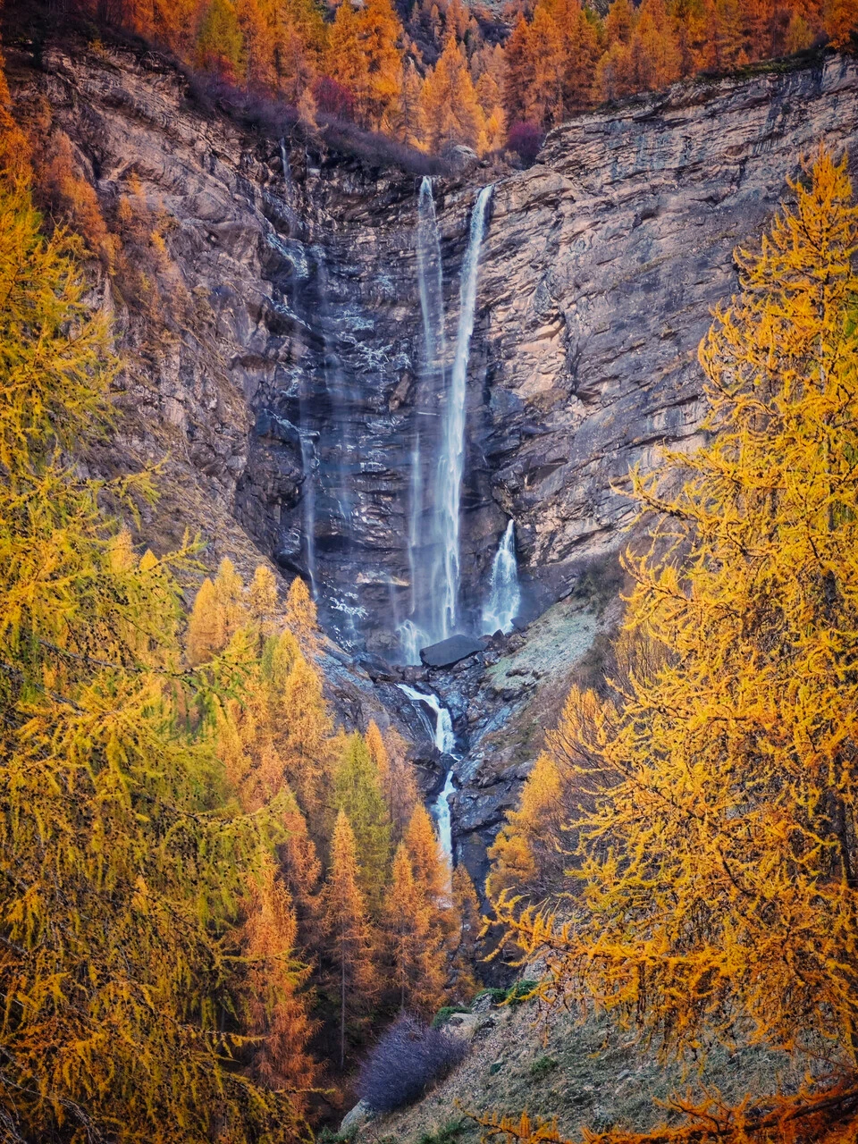 La cascade de la Pisse à Champoléon, dans les mélèzes d'automne