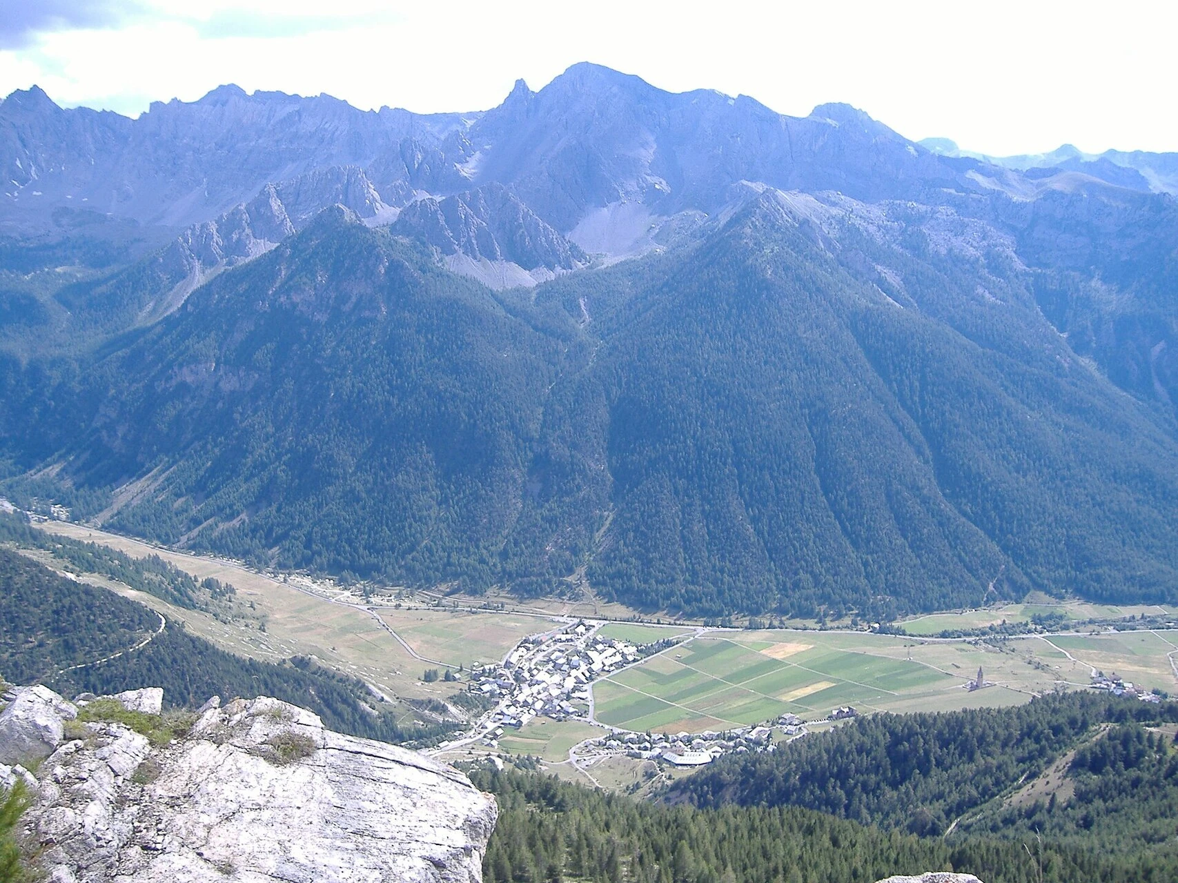 Le village de Ceillac dans sa vallée du Queyras, départ du GR58 © TrueNicoco / Wikimedia (CC BY-SA)