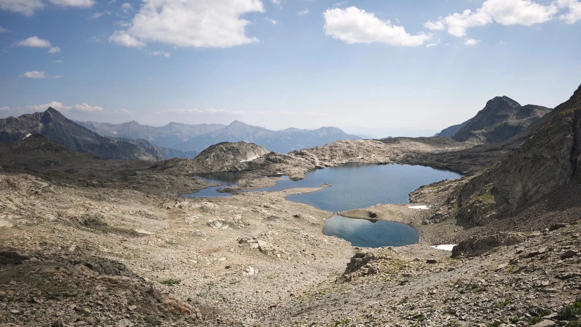 Le cirque des lacs de Crupillouse vu de la descente du col de Parières