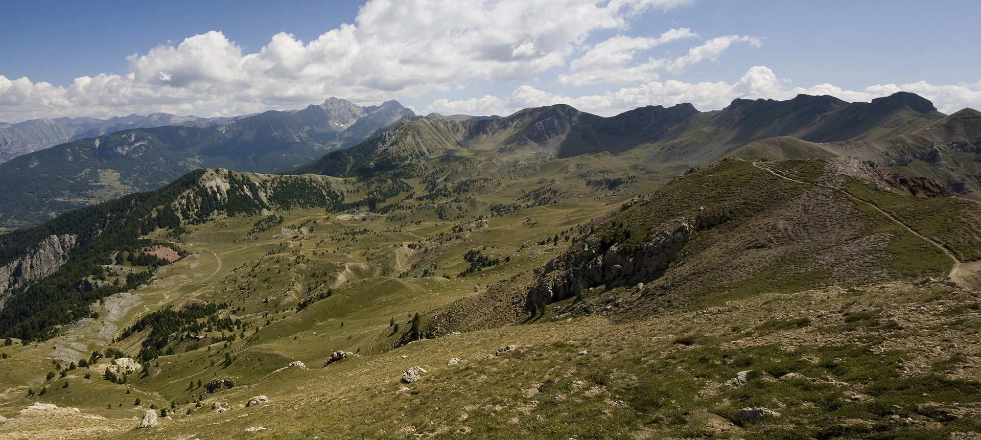 Les crêtes et les alpages du cirque de Morgon, au-dessus de la forêt de Boscodon © Vincent Carpentier / Wikimedia (domaine public)