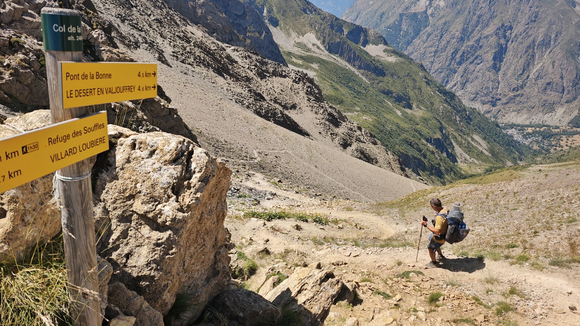 Randonneur au col de la Vaurze, descente vers le Valjouffrey sur le GR54