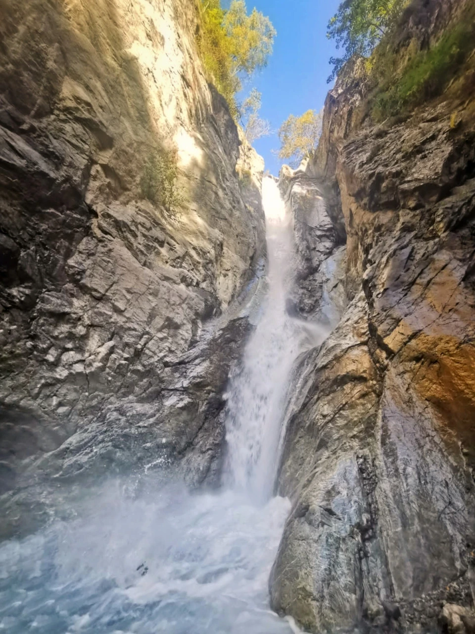 Contre-plongée sous une cascade du canyon du Gioberney
