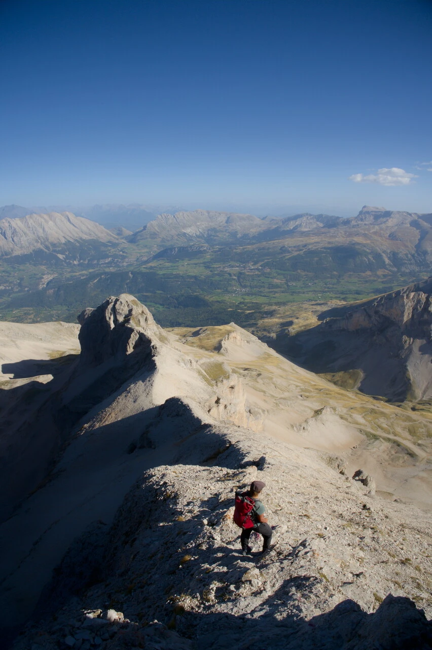 Crête minérale du Dévoluy, la vallée en contrebas