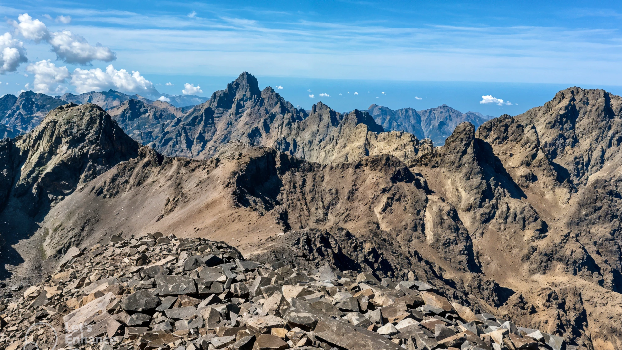 Crêtes et pierriers du GR20, la traversée nord-sud de la Corse