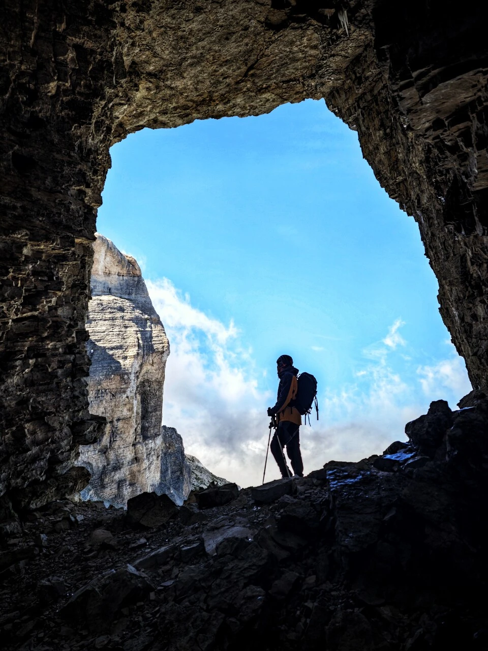 L'entrée de la grotte de l'Obiou, immense arche ouverte sur le Dévoluy
