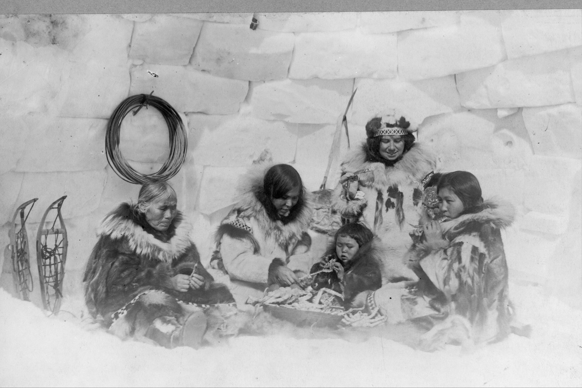 famille inuit dans un igloo