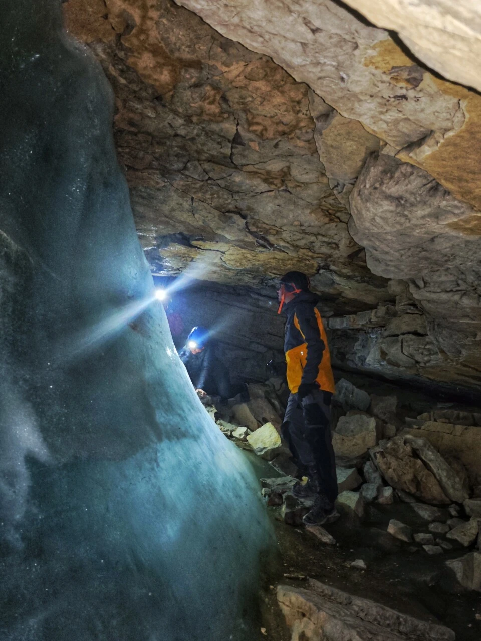 Glace dans une grotte calcaire du Vercors