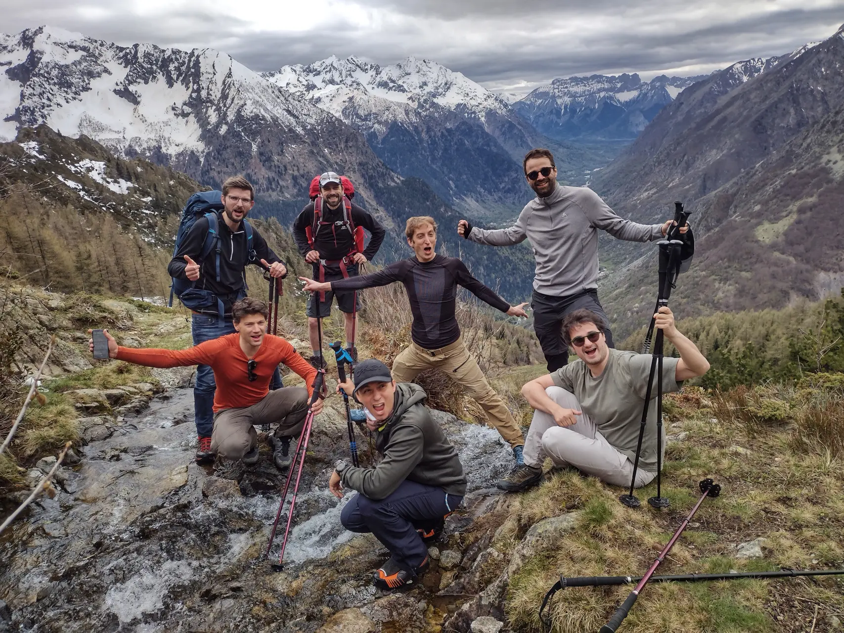 groupe en montagne heureux