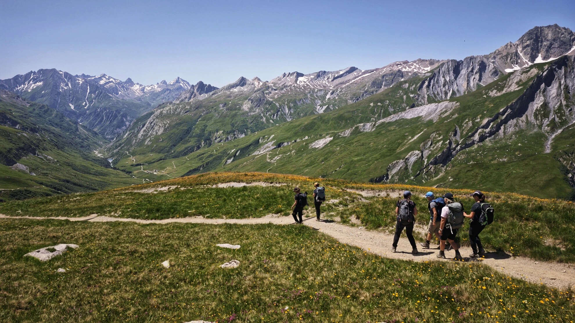 Randonneurs sur le sentier balcon du Val Veni