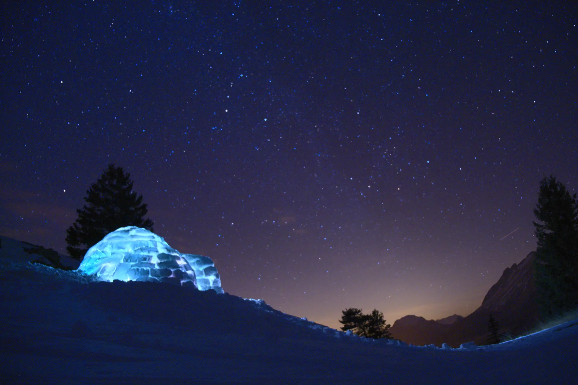 Construire et dormir une nuit dans un Igloo dans les Alpes en date(W)