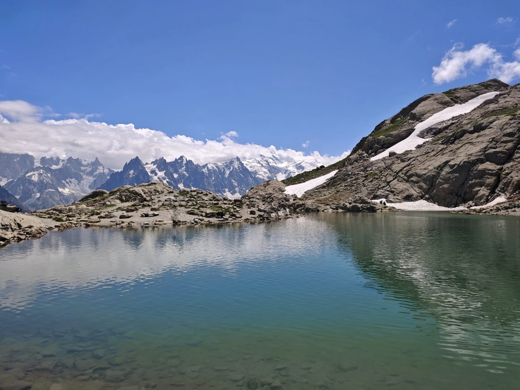Le Lac Blanc (2 352 m) face aux Aiguilles de Chamonix et au massif du Mont-Blanc
