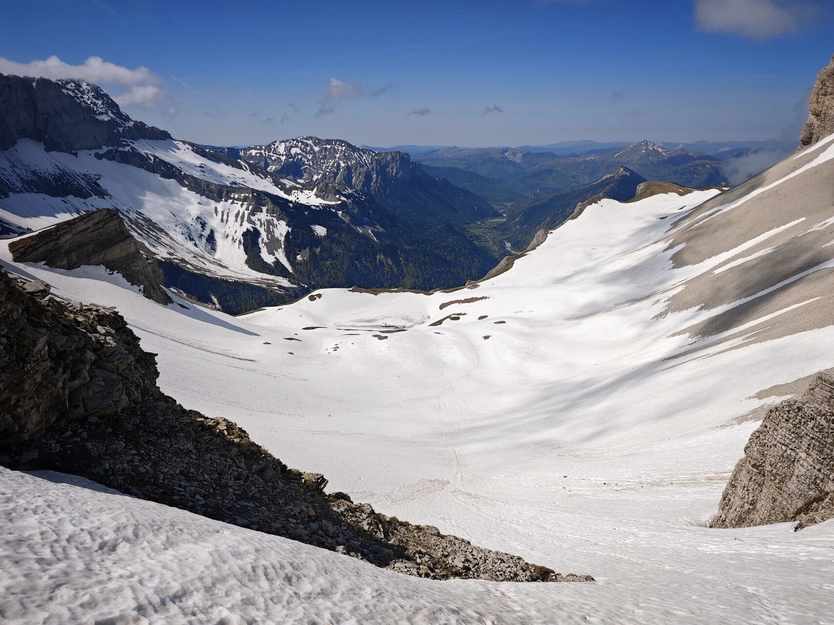 Le lac du Lauzon encore sous la neige au printemps, dans sa combe du Dévoluy