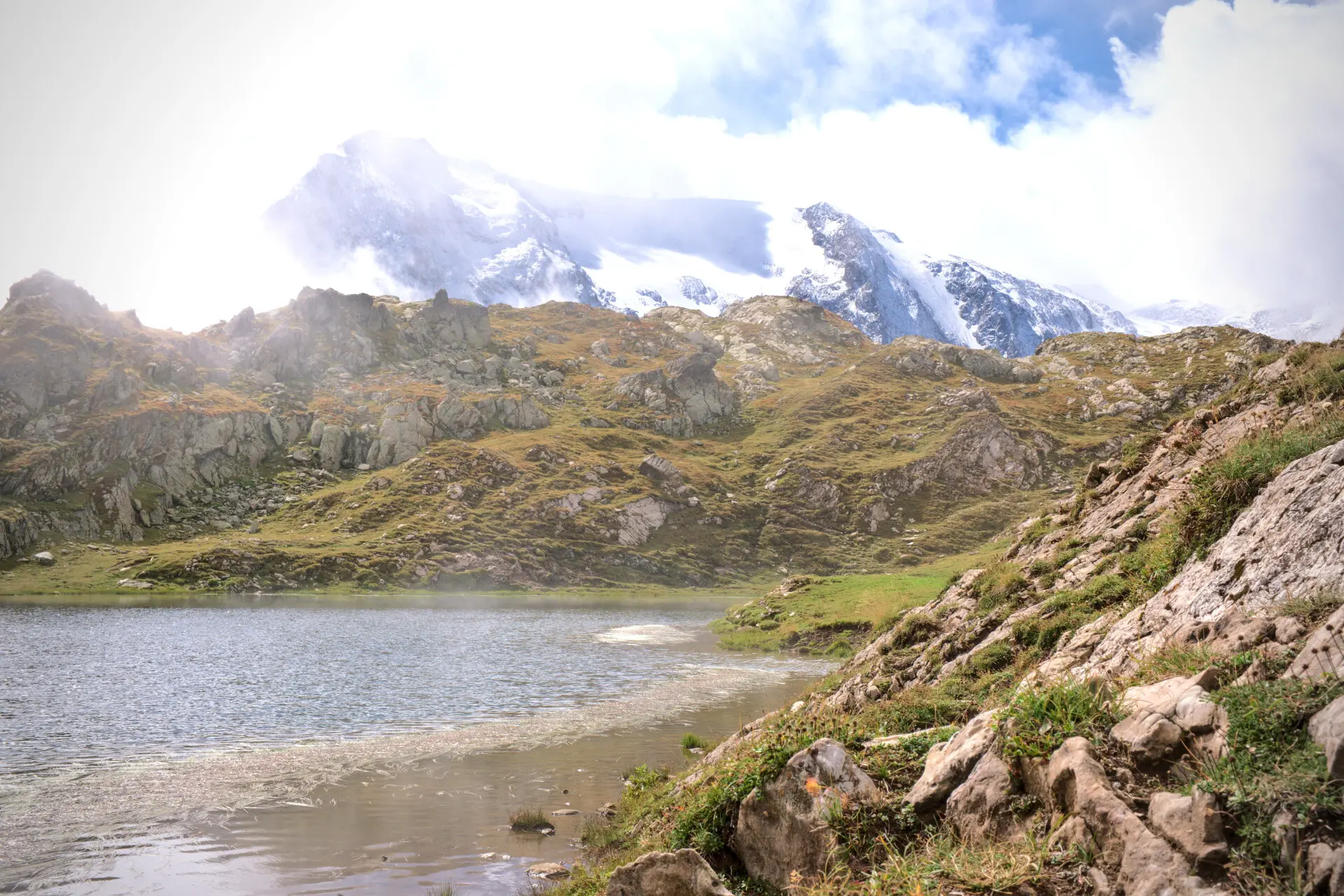 Le Lac Lérié sur le Plateau d'Emparis, face aux glaciers de la Meije