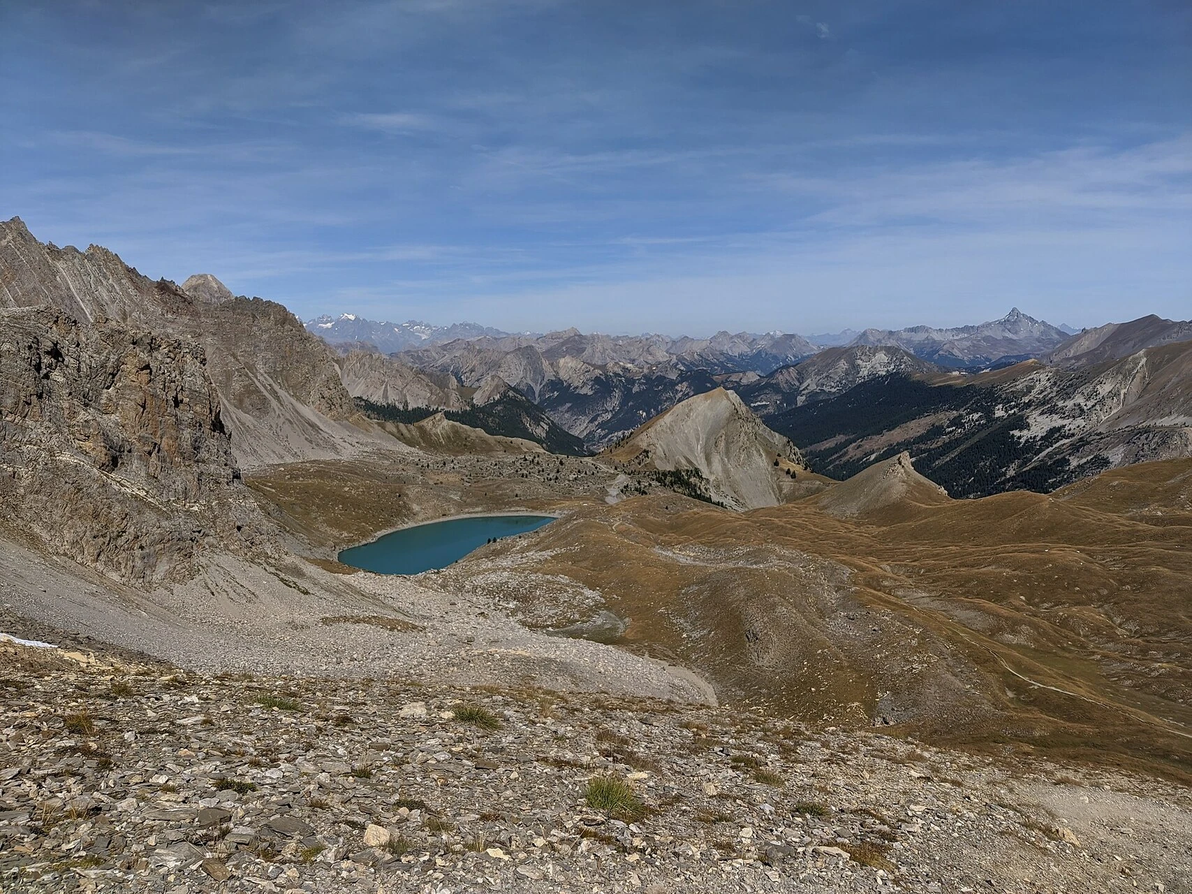 Le lac Sainte-Anne vu du col Girardin, 280 m au-dessus © ThomasInTheSky / Wikimedia (CC BY-SA 4.0)