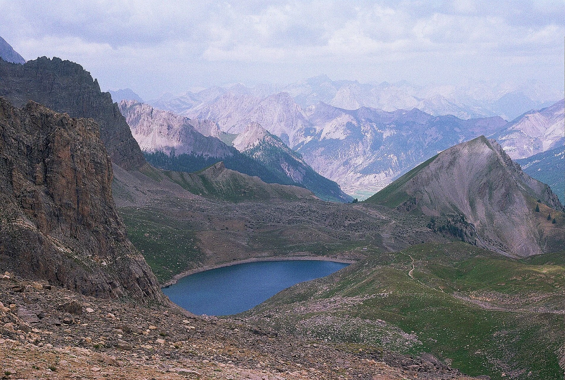 Le lac Sainte-Anne (2 415 m) et le haut du vallon de Ceillac, en montant au col Girardin © Emmanuel Douzery / Wikimedia (CC BY-SA 4.0)
