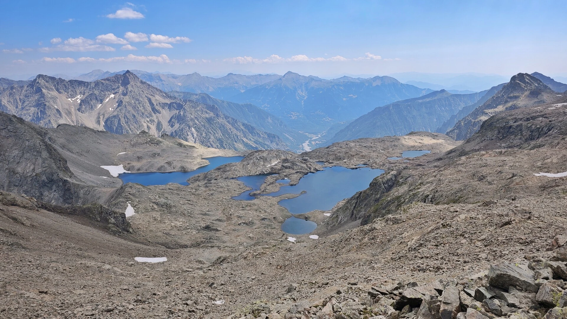 Le chapelet des lacs de Crupillouse et la vallée de Champoléon vus depuis la montée au col de Parières
