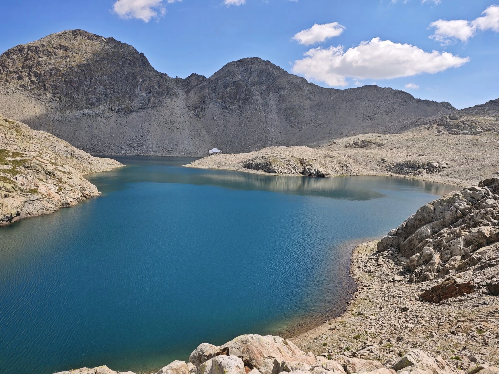 Le grand lac de Crupillouse et son cirque de gneiss clair, sous le Sirac