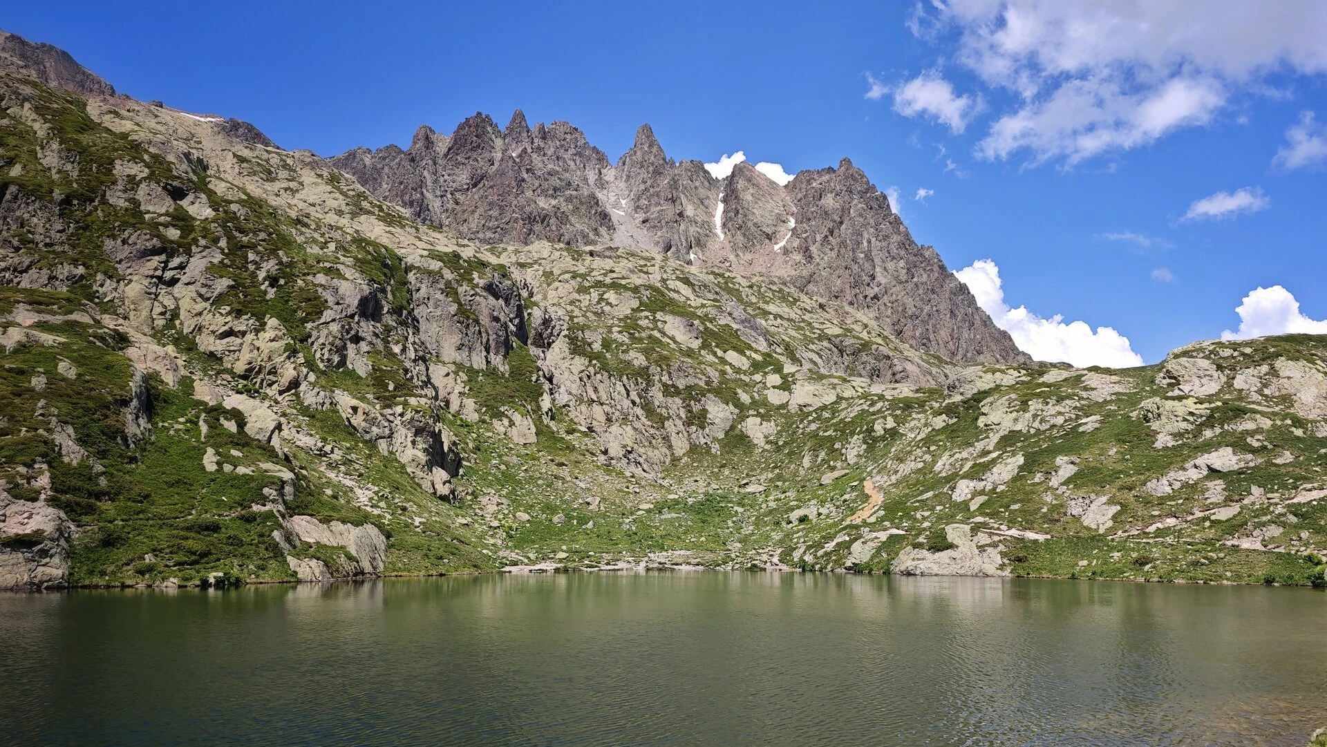 Un des lacs des Chéserys au pied des Aiguilles Rouges, en contrebas du Lac Blanc