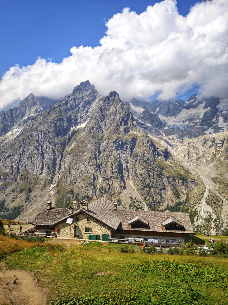 Le refuge Walter Bonatti face à la pointe Walker des Grandes Jorasses
