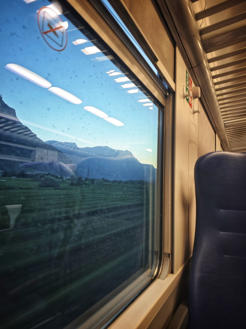 Lever de soleil dans le train en direction de Bolzano - Dolomites