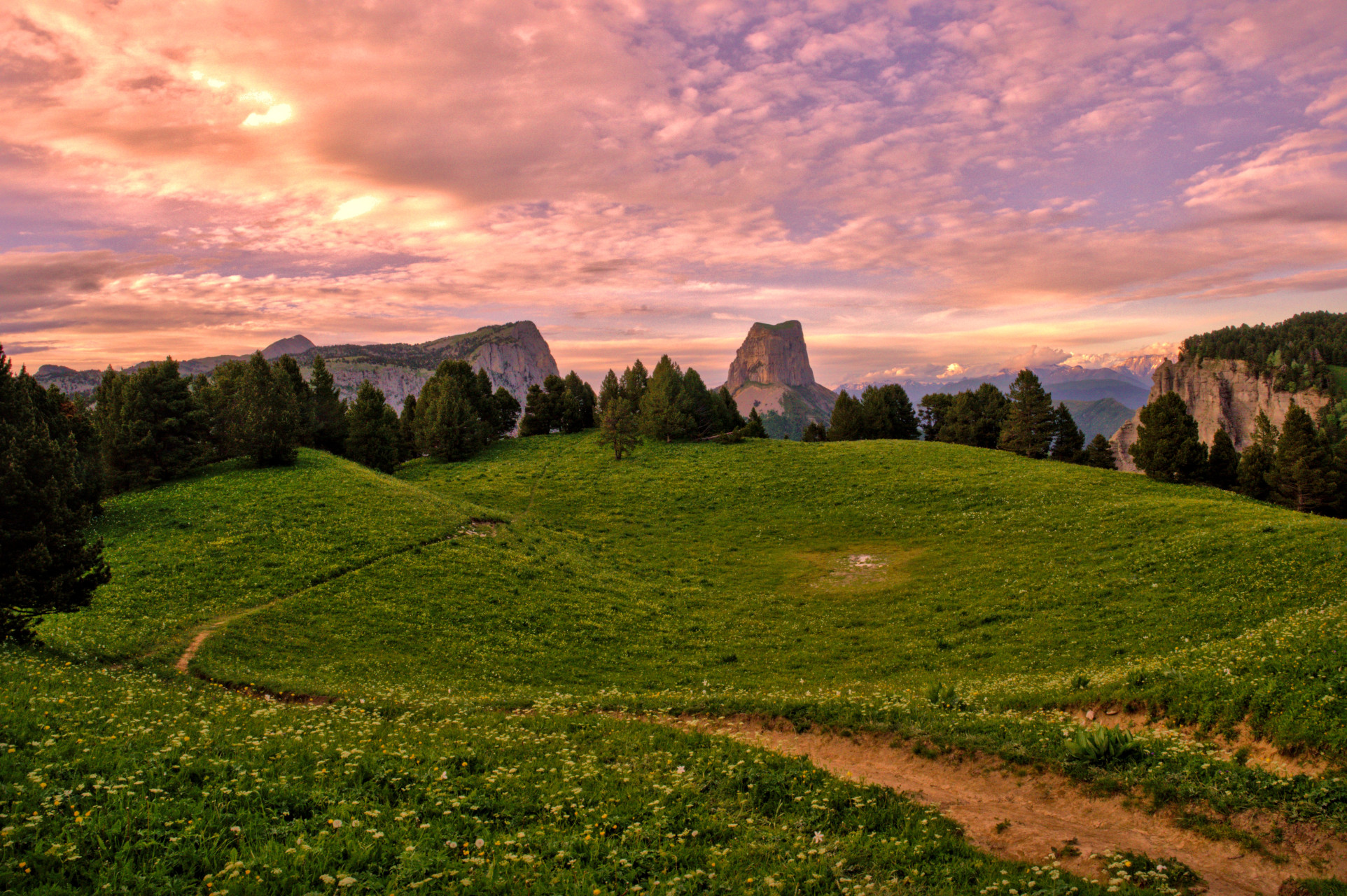 Tour du Vercors en 5 jours - Coucher de soleil sur le Mont-Aiguille