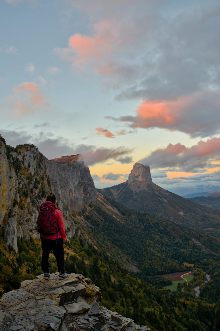 Randonneur face au Mont Aiguille