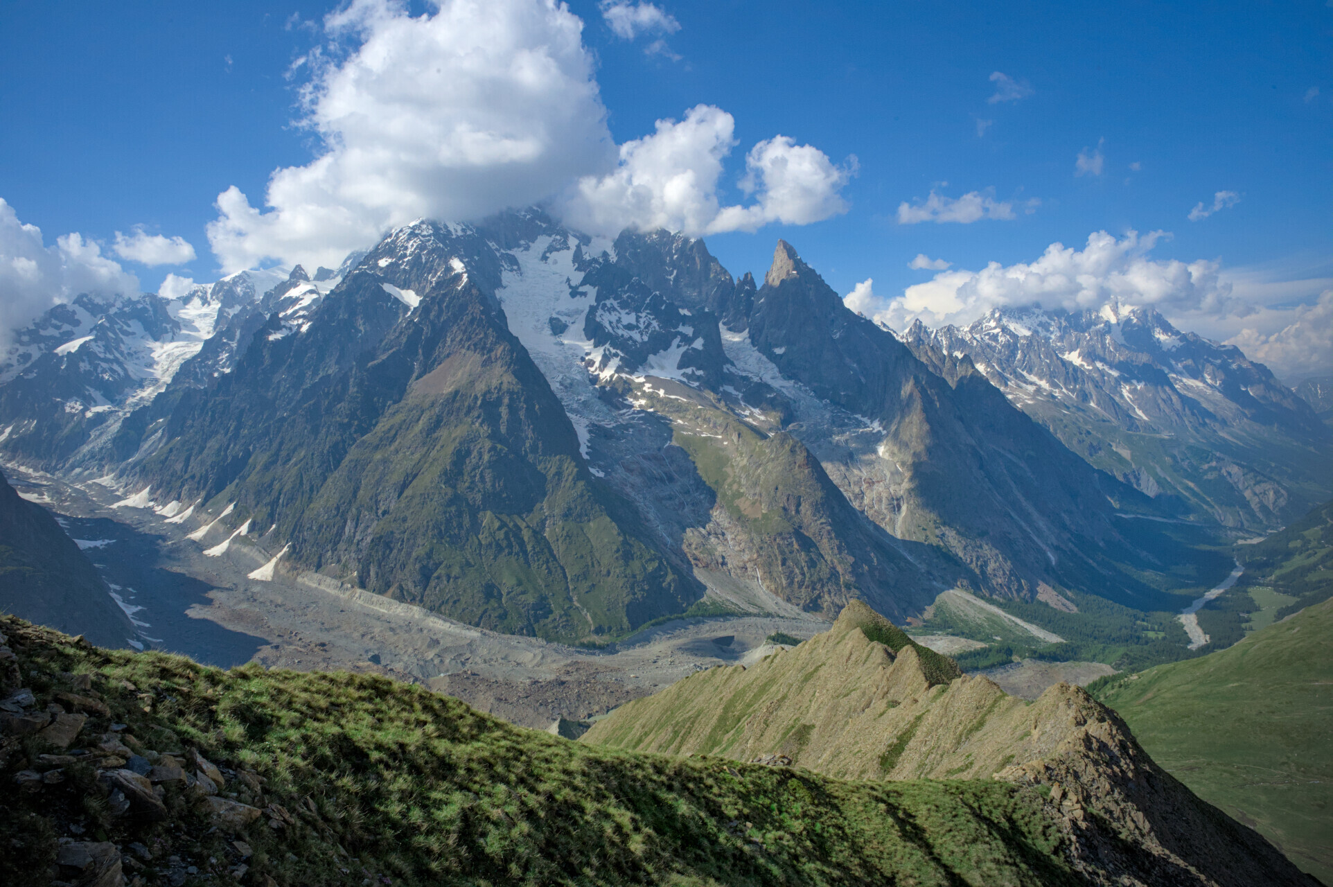 mont-blanc-massif-panorama-glaciers-mont-de-la-saxe-tmb.jpg - 69a1ed73da98c