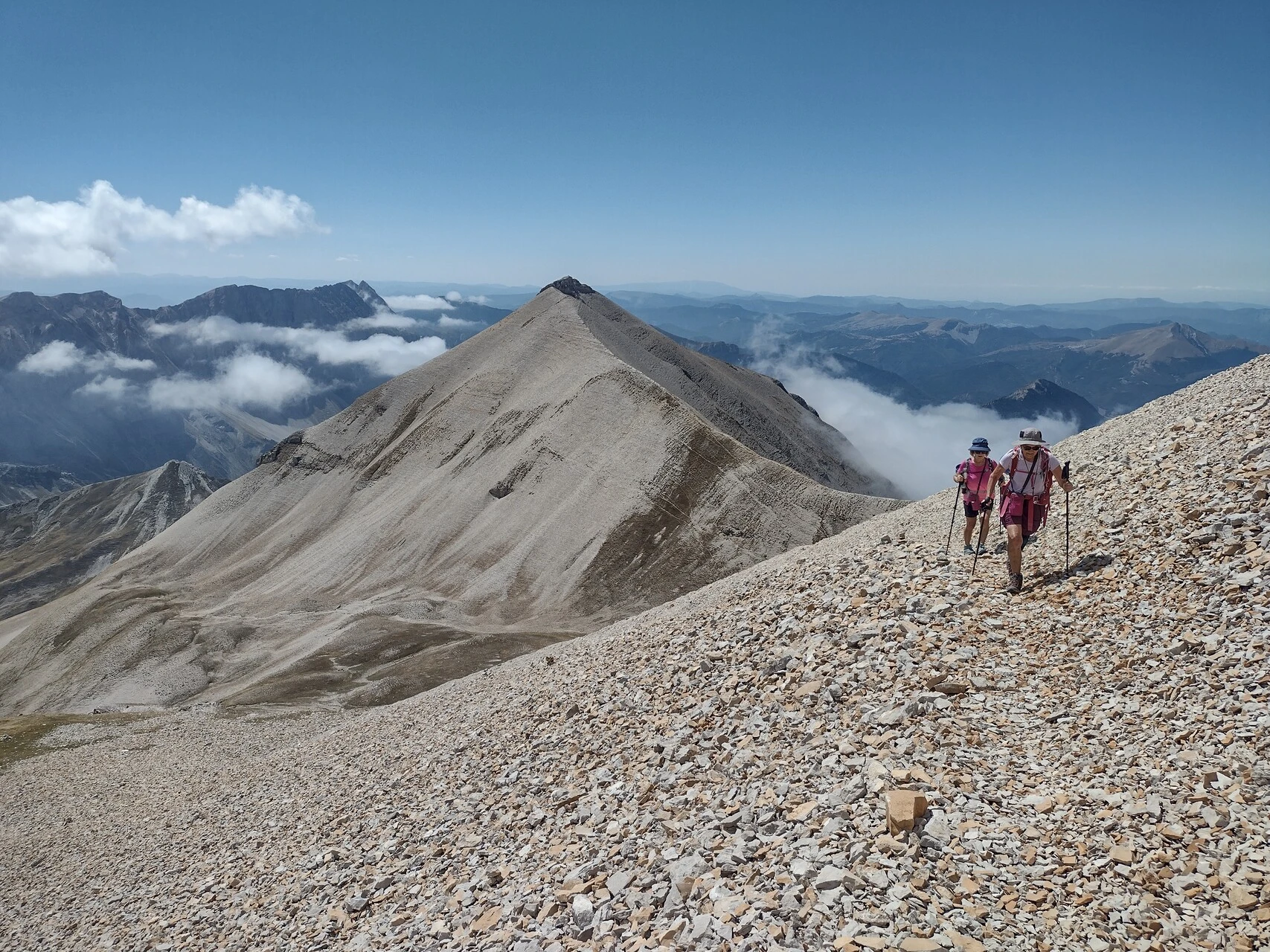 Montée au Grand Ferrand dans le pierrier, mer de nuages en contrebas