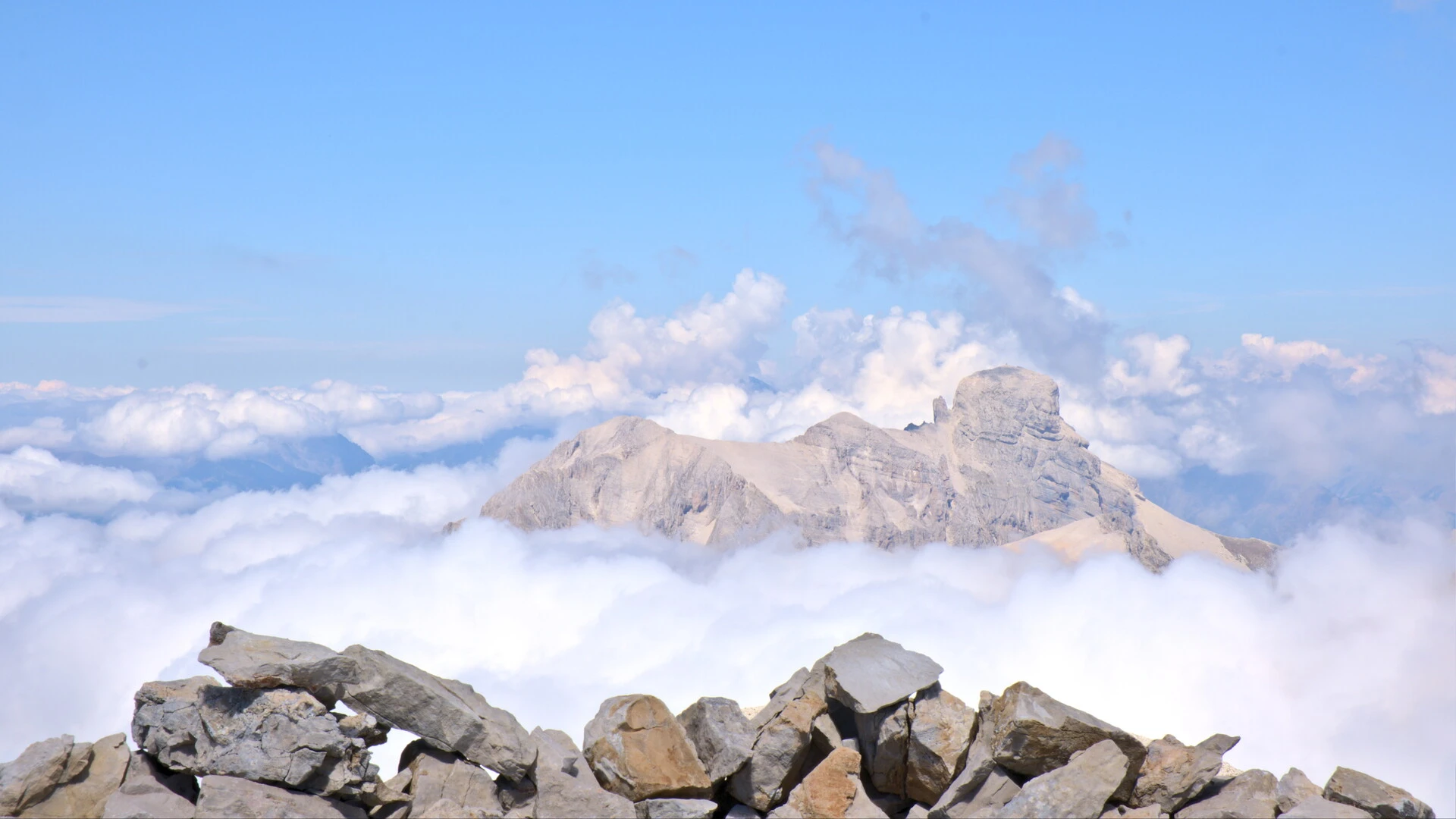 L'Obiou émerge seul de la mer de nuages, vu depuis le Grand Ferrand
