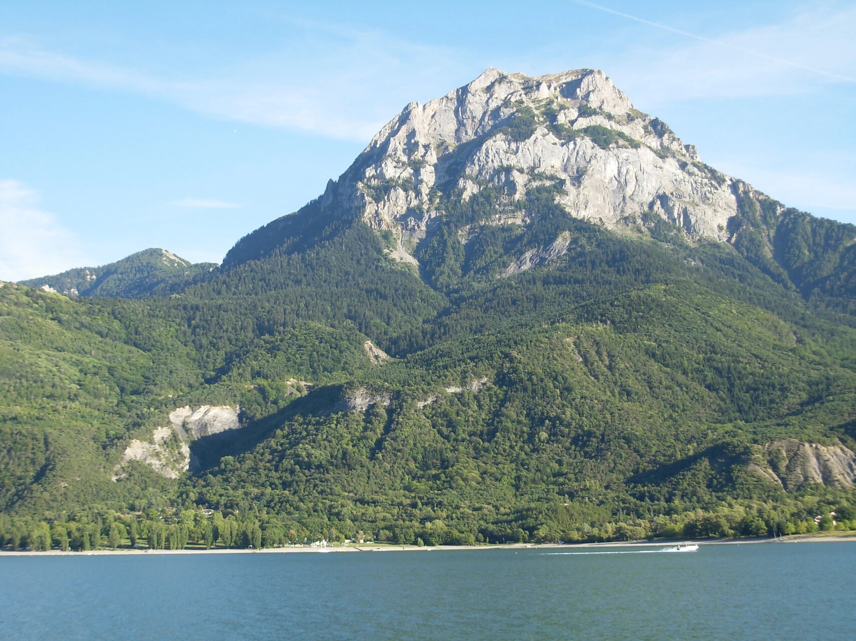 Le pic de Morgon (2 324 m) au-dessus du lac de Serre-Ponçon © Sylvain05 / Wikimedia (CC BY-SA)