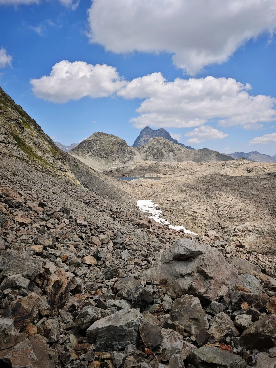 Le pierrier du col des Lauzières plongeant vers les lacs de Crupillouse et le pic de Parières