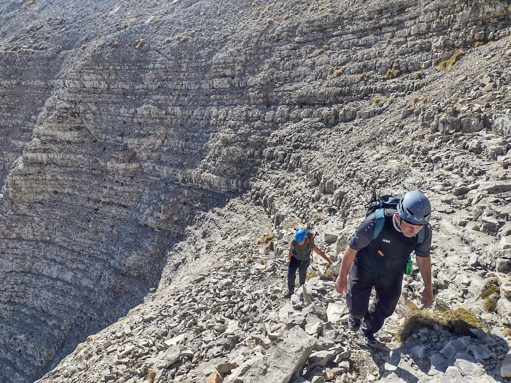 Montée dans le pierrier sous les grandes dalles calcaires de l'Obiou