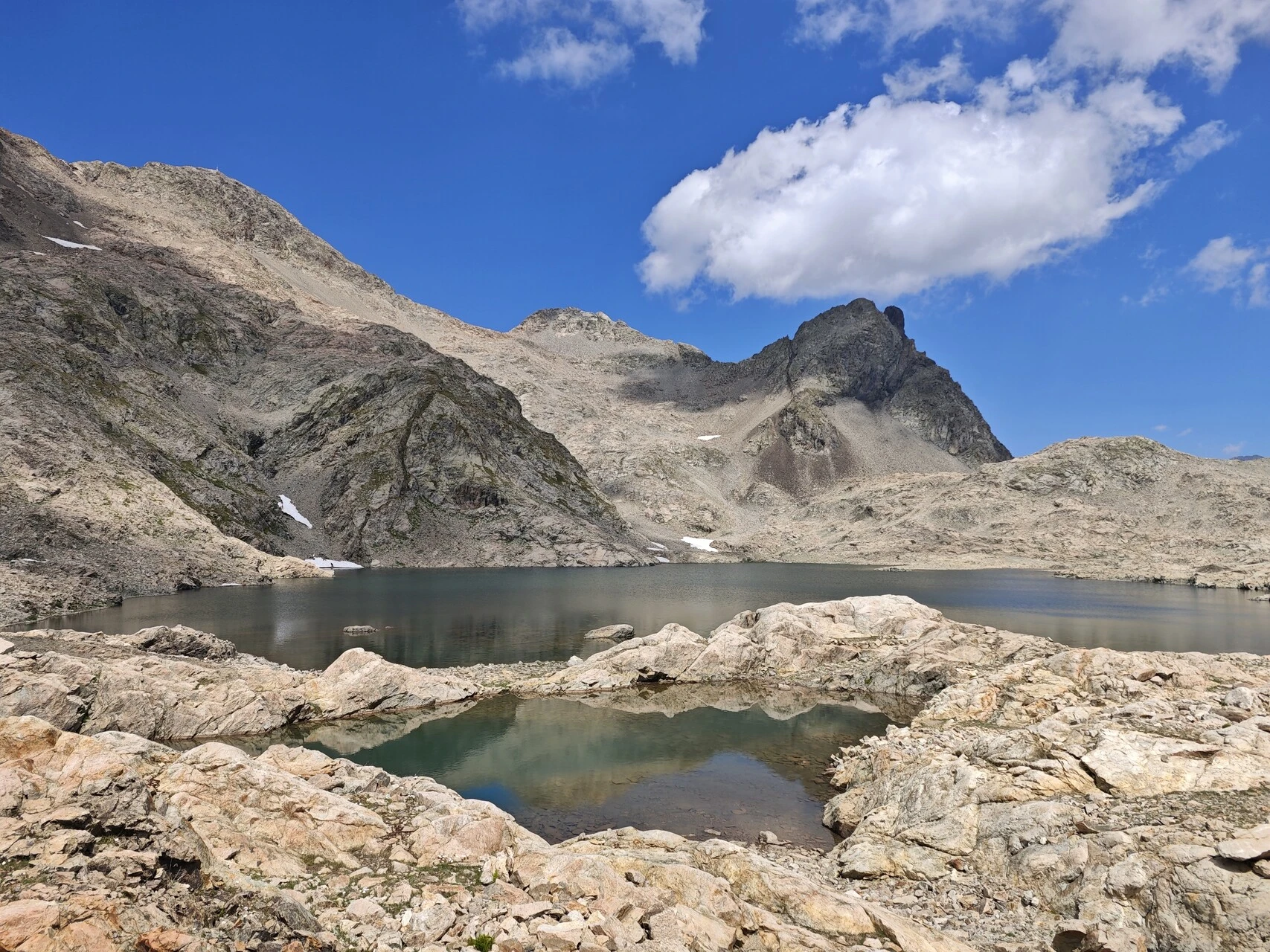 Bosses de poli glaciaire blanc-rose séparant les cuvettes des lacs de Crupillouse