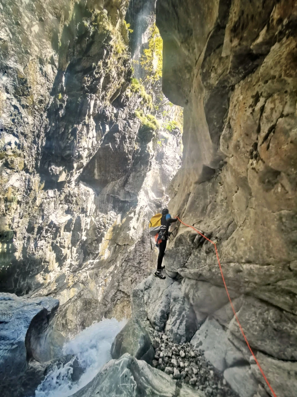 Progression le long de la paroi dans la gorge du Gioberney