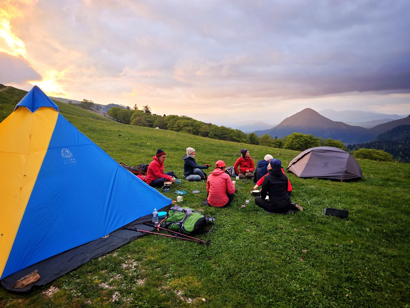 Bivouac Altimood au coucher de soleil : la montagne ne s'apprend jamais aussi bien qu'autour d'un tipi, en groupe