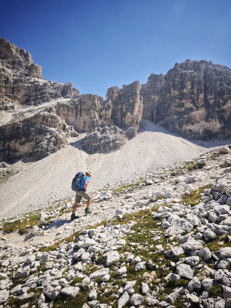 Randonneur vers le col de Laguazoi