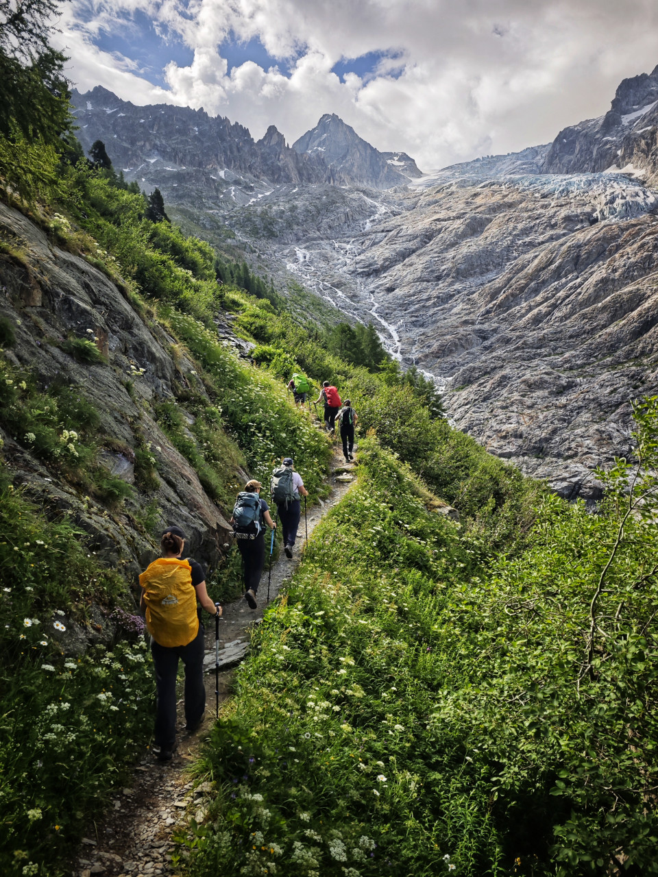 Randonneurs en chemin vers la fenêtre d'Arpette - TMB