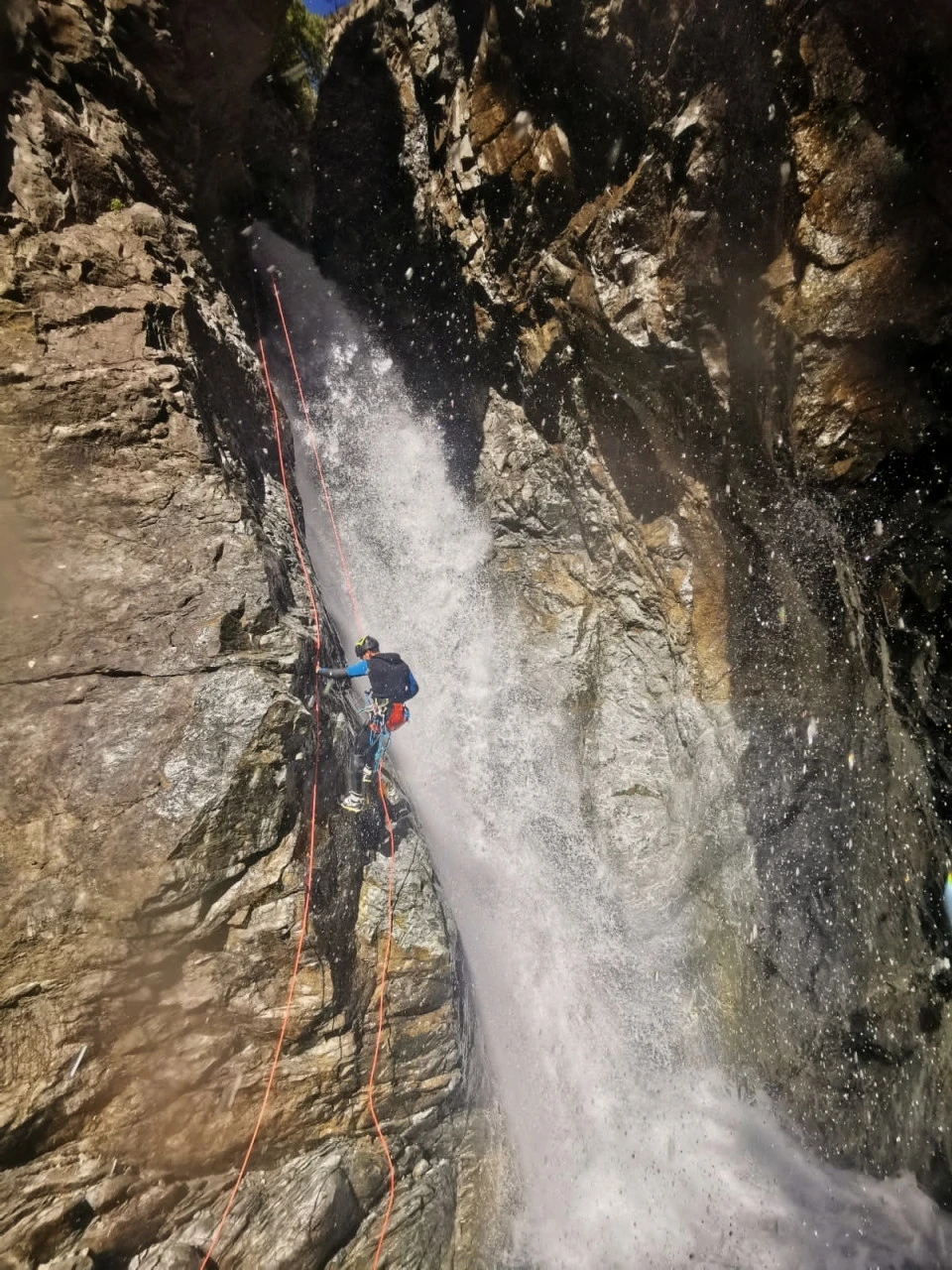 Descente en rappel le long d'une cascade du canyon du Gioberney