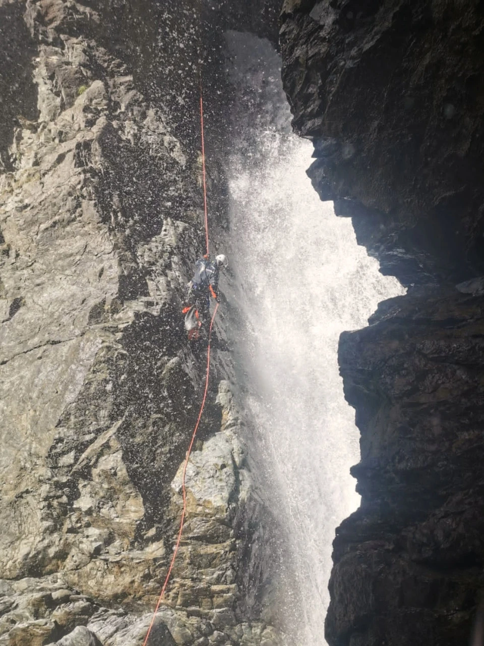 Rappel sous la cascade dans le canyon du Gioberney