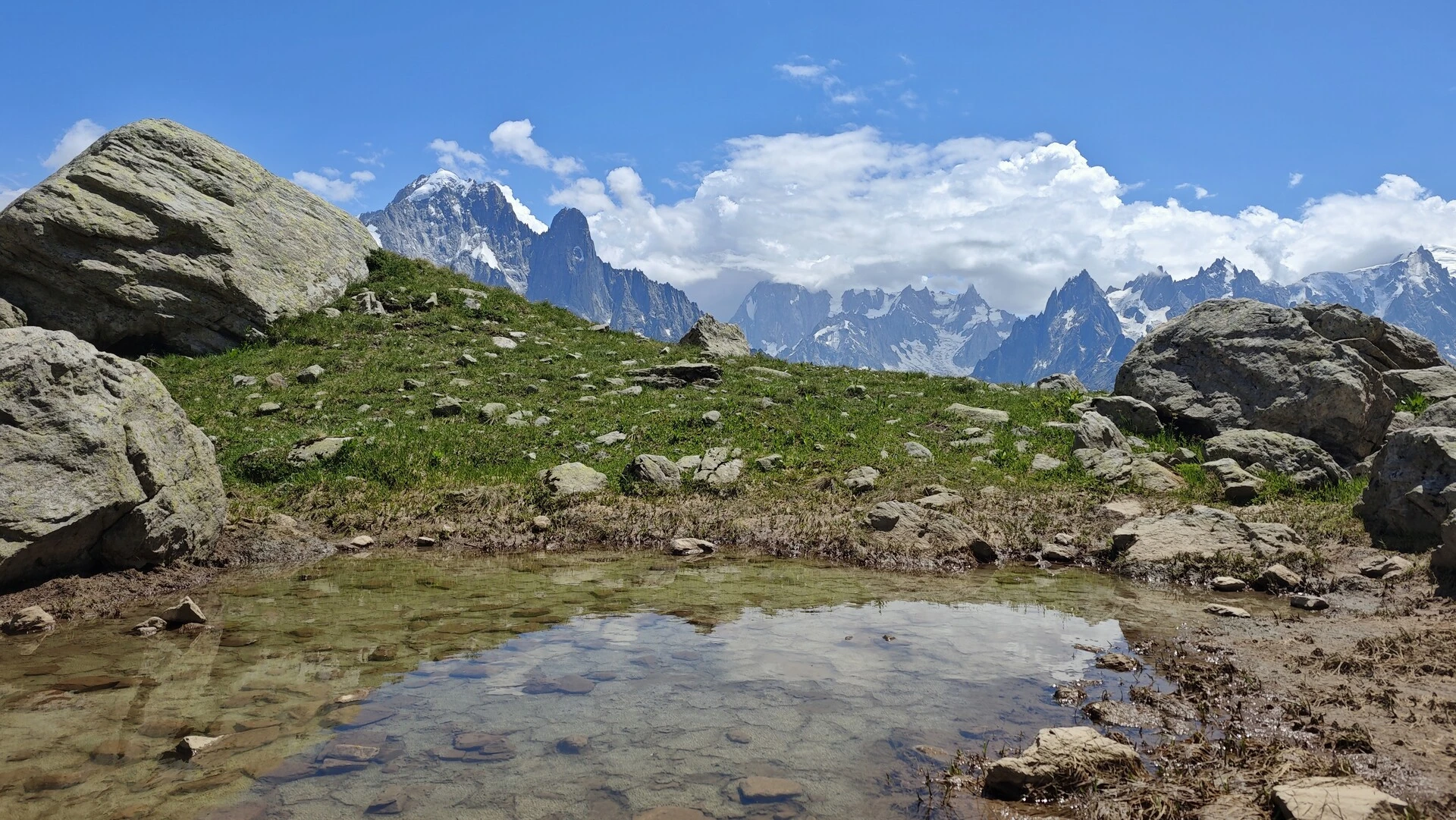 Le massif du Mont-Blanc se reflète dans un lac des Chéserys